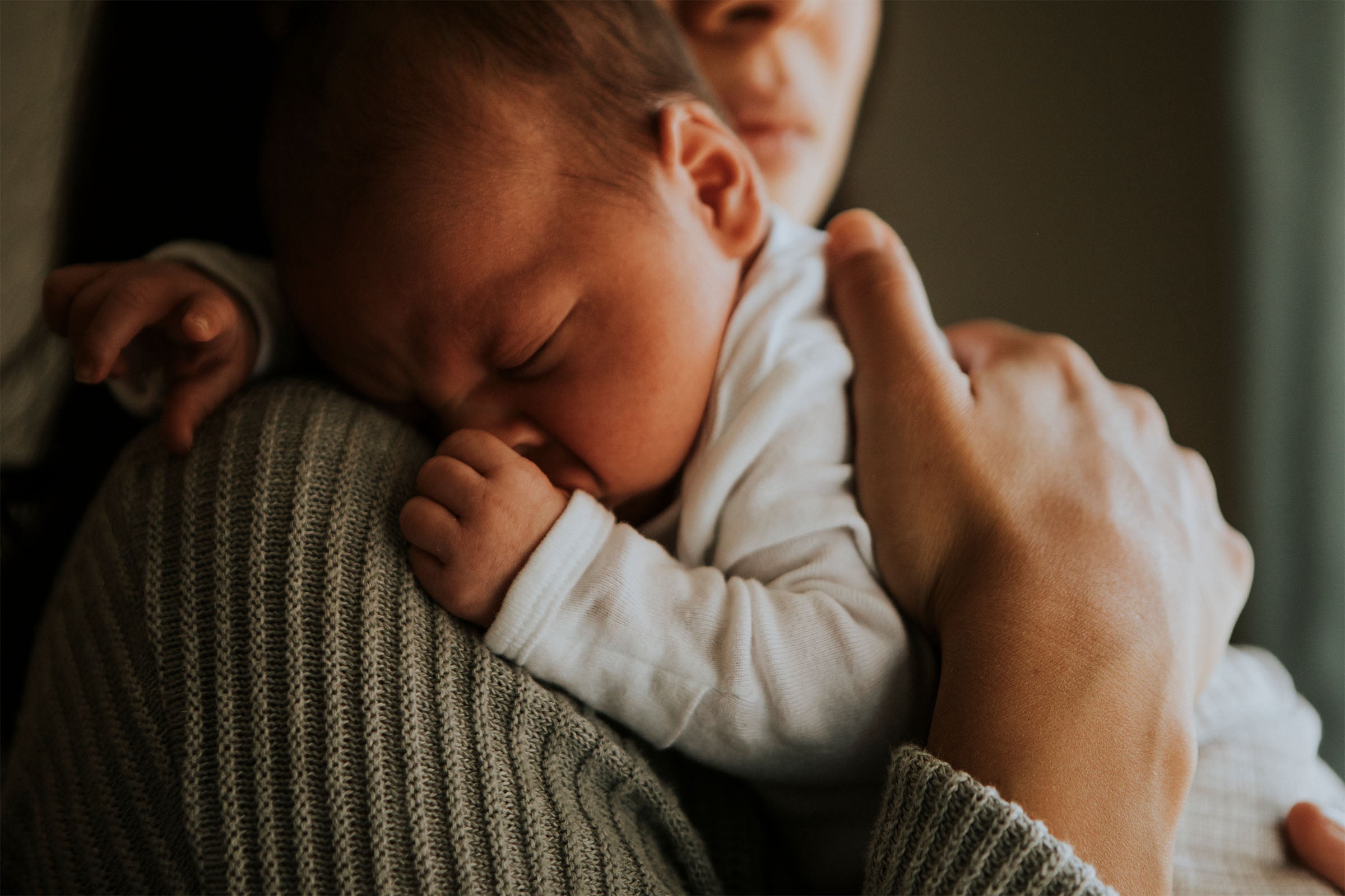 ¿Tu bebé solo duerme en brazos? Cómo lograr que duerma en su cuna