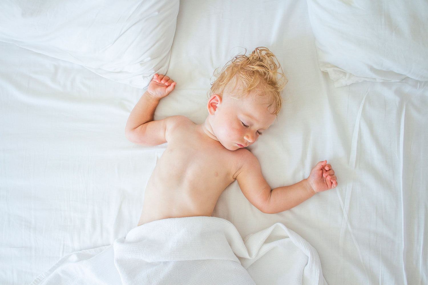 ¿Tu bebé suda mucho al dormir? Causas y soluciones.