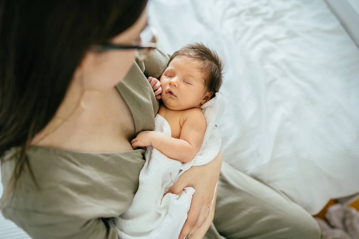 ¿Es bueno dormir al bebé en brazos?