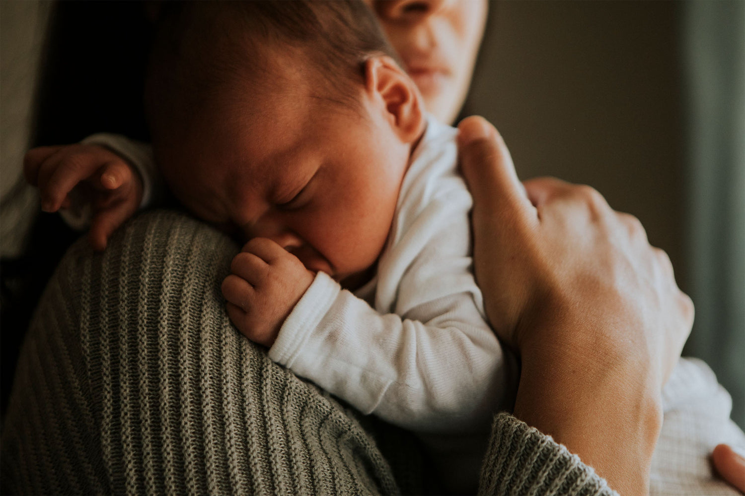¿Tu bebé solo duerme en brazos? Cómo lograr que duerma en su cuna