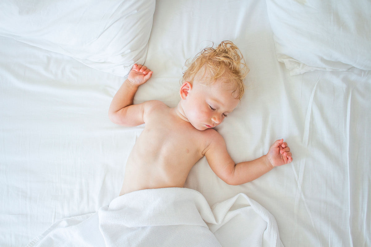 O seu bebé sua muito enquanto dorme? Causas e soluções.